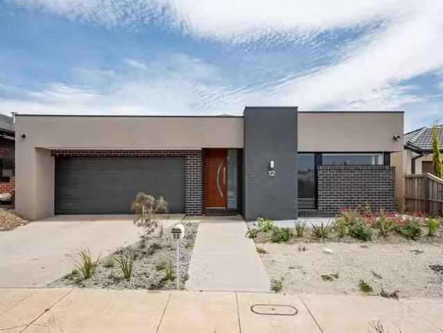 Charming 4 BR 12 Hollyhoke Drive, Maddingley, VIC 3340