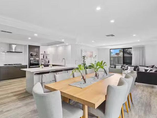 Charming 4 BR 13 Carissa Turn, Halls Head, WA 6210
