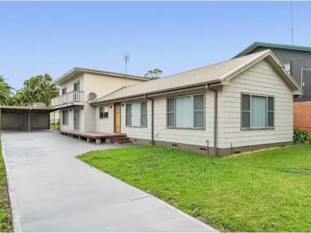 Charming 4 BR 24 Bundilla Pde, Berkeley Vale House for rent L.