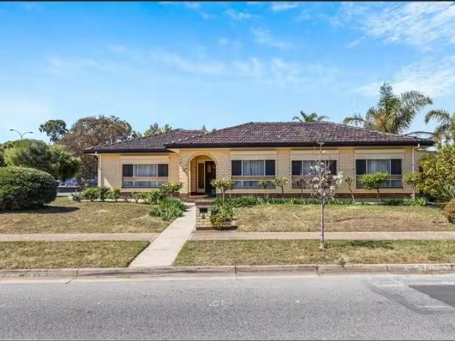 Charming 4 BR 24 Lochside Drive, WEST LAKES, SA 5021 House f.