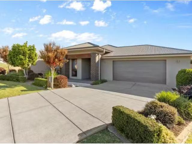 Charming 4 BR 24 Pooginook Place, Bourkelands House for rent.