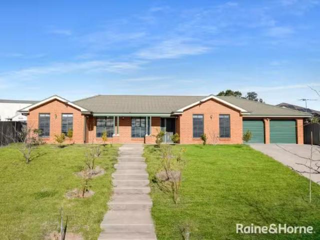 Deal! 4 BR 25 Sapphire Crescent, KELSO House for rent Listed.