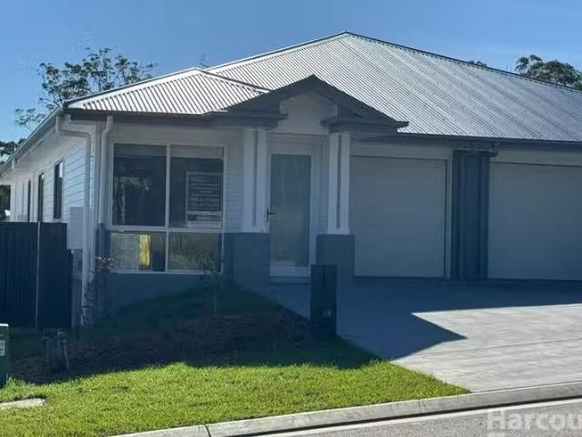 Just in! 4 BR 25A Coppice Road, Thrumster, NSW 2444 Duplex /.
