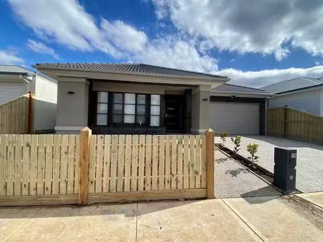 Deal! 4 BR 28 Lorikeet Circuit, Rockbank, VIC 3335