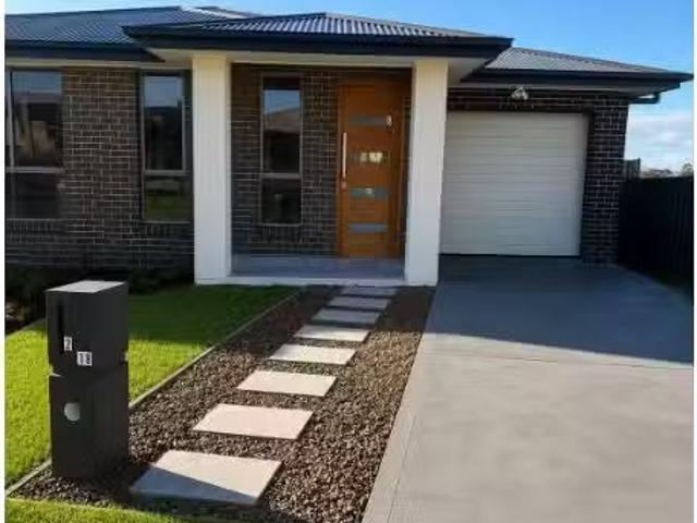 For Rent! 4 BR 2/18 Saxonvale Grove, CESSNOCK Townhouse for re.