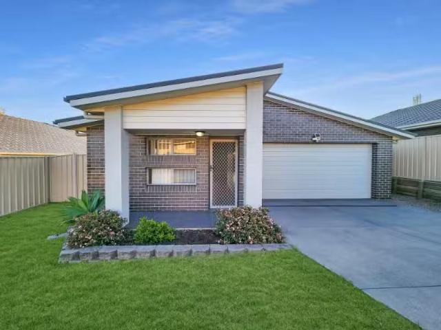 For Rent! 4 BR 21 Regatta Way, Summerland Point House for rent.