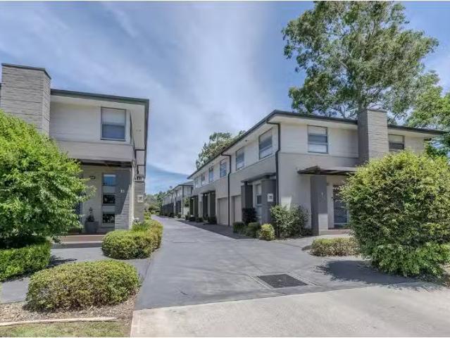Rental! 4 BR 2/38 Forbes Street, Emu Plains Townhouse for rent.