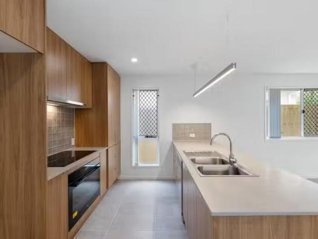 Charming 4 BR 34 Friendship Mews, WHITE ROCK, QLD 4306 House.