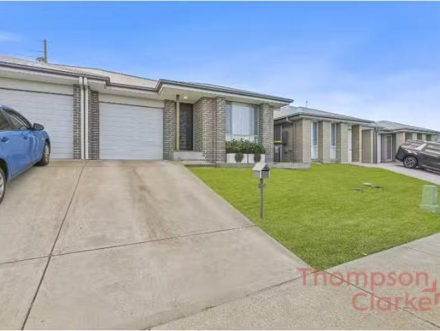 Unique 4 BR 30 Morecambe Circuit, THORNTON Townhouse for rent.