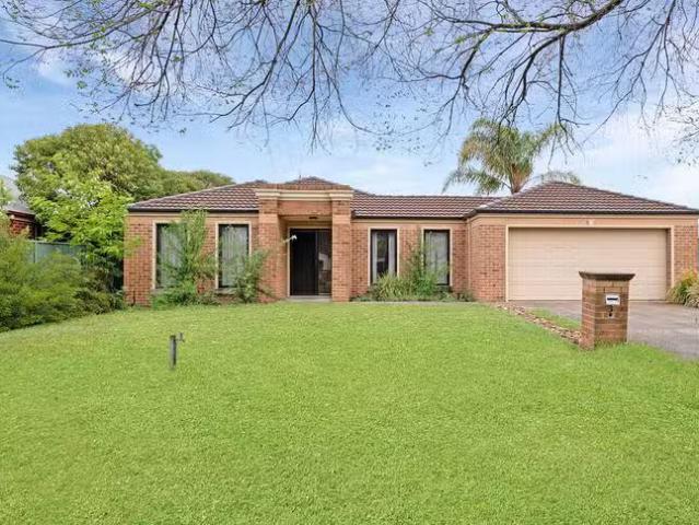 Unique 4 BR 3 Exeter Place, Strathfieldsaye, VIC 3551