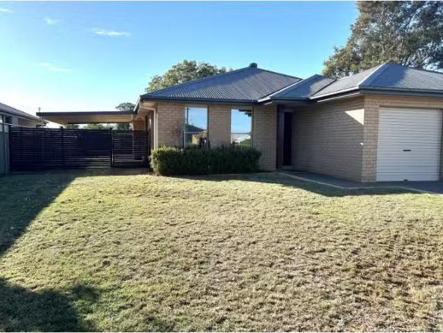 Cozy 4 BR 42 Dunheved Circle, Dubbo House for rent Listed by.