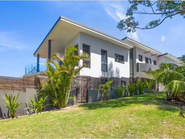 Charming 4 BR 42 Warraba Road, North Narrabeen House for rent.