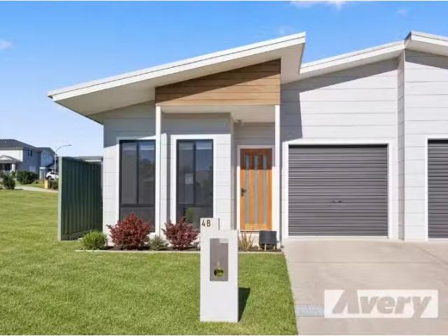 For Rent! 4 BR 4B Lenswood Way, Morisset Townhouse for rent L.