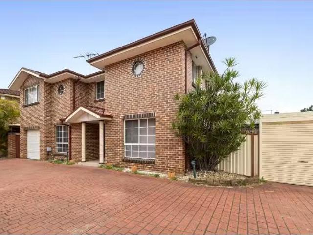 Unique 4 BR 5/54 56 Flowerdale Road, Liverpool Townhouse for r.