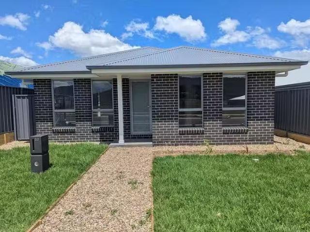 Charming 4 BR 57 Wirraway Boulevard, Badagarang, NSW 2540
