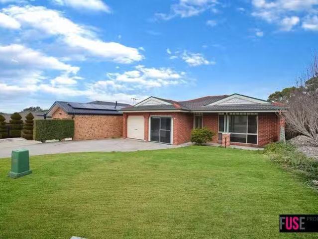 Nice 4 BR 53 Bunduluk Crescent, Ngunnawal, ACT 2913