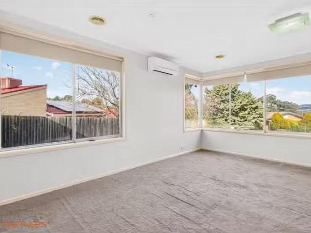 Charming 4 BR 5 Mercer Place, Kambah House for rent Listed by.