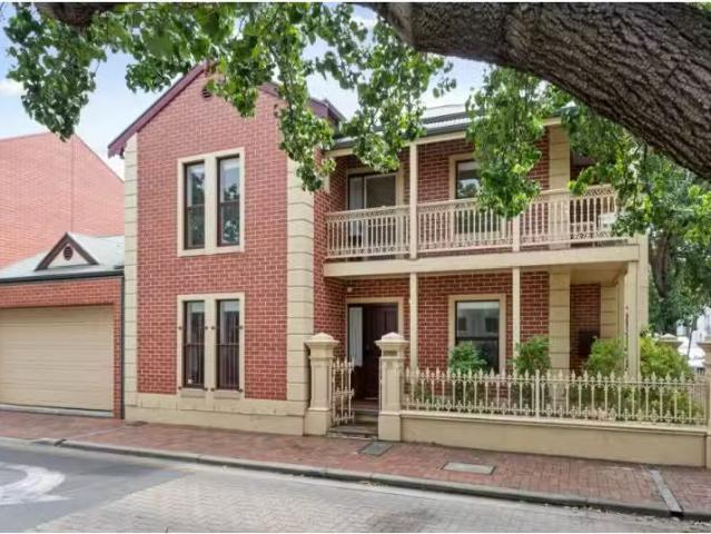 Charming 4 BR 66 Alfred St, Adelaide Townhouse for rent Liste.