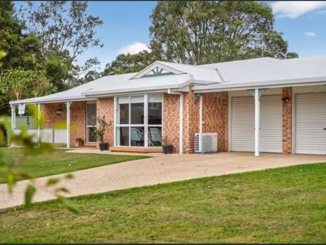Charming 4 BR 60 Wendon Way, Bridgeman Downs, QLD 4035 House.