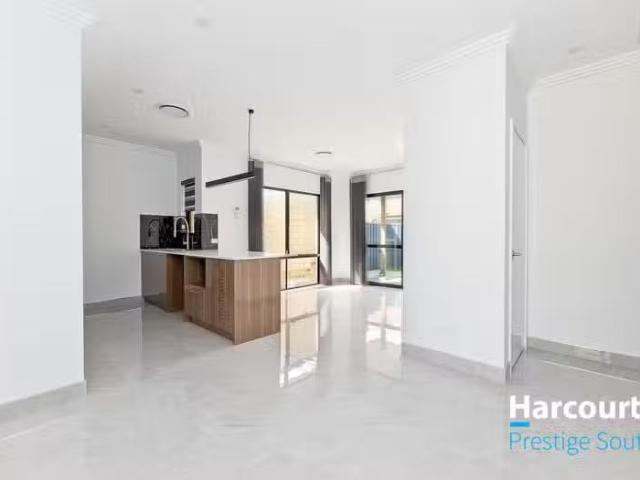 Cozy 4 BR 72C Upton Street, ST JAMES, WA 6102 Townhouse for.