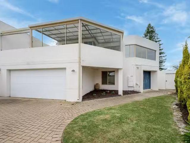 Nice 4 BR 7B Trout Court, Sorrento, WA 6020