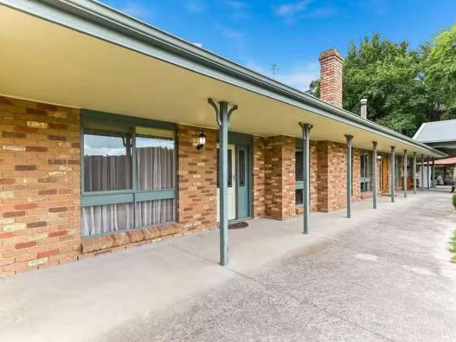 Deal! 4 BR 855 Toomuc Valley Road, Pakenham Upper, VIC 3810.