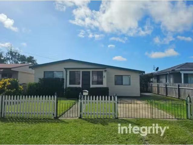 Charming 4 BR 87 Comarong Street, Greenwell Point House for re.