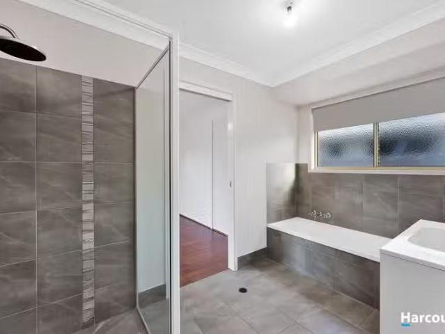 Rental! 4 BR 8 Pandanus Crescent, INNES PARK, QLD 4670 House.