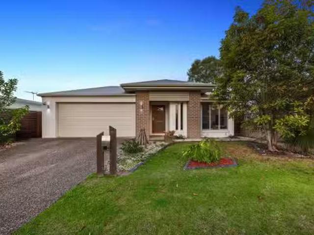 Unique 4 BR 97 Kinross Road, THORNLANDS, QLD 4164 House for.