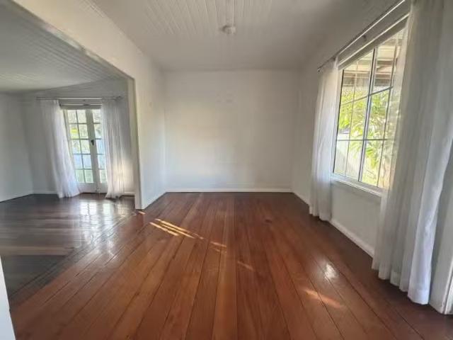 Unique 4 Chester St, Bellambi House for rent Listed by Steve.