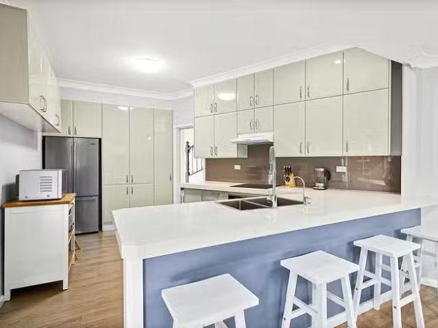 For Rent! 4 Cliff Avenue, Peakhurst Heights, NSW 2210