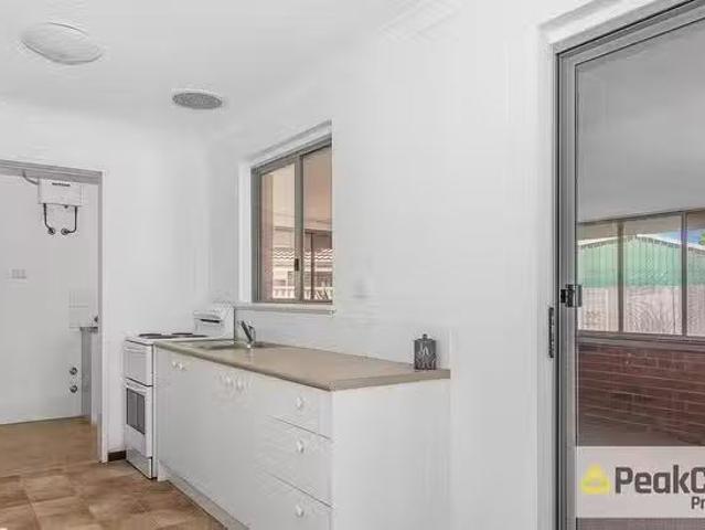 Rental! 4 Hansen Avenue, Rockingham, WA 6168