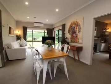 Unique 4 Strzelecki Crescent, Narrabundah, ACT 2604