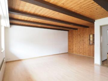 For rent 4.5 room apartment with parking space in the village center o