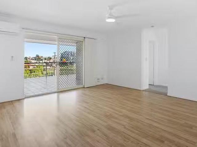 Nice 5/10 Macaulay Street, Coorparoo, QLD 4151
