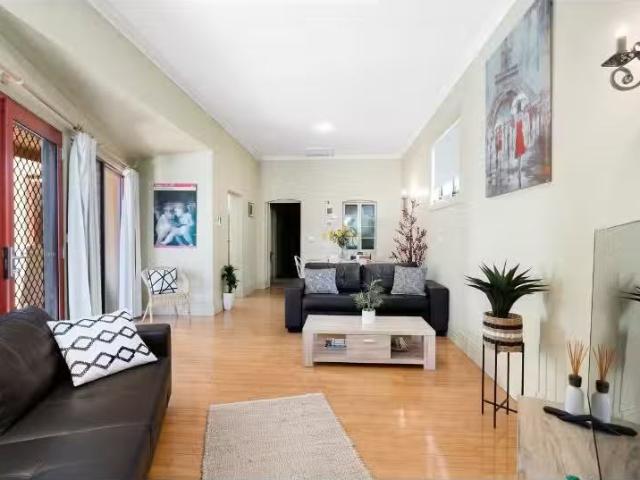 Deal! 522 Guinea Street, ALBURY House for rent Listed by Emma.