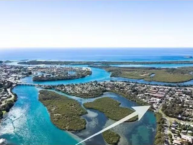 Unique 52 Dry Dock Road, TWEED HEADS SOUTH House for rent Lis.