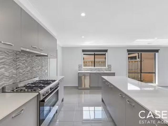 Rental! 52 Spearwood Rise, Cranbourne West VIC 3977