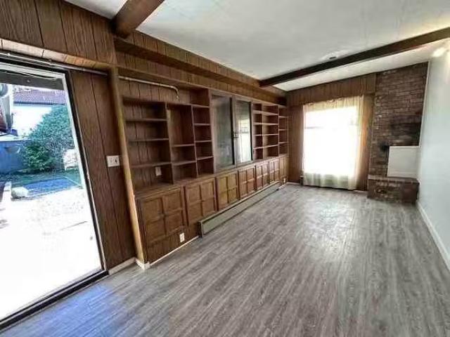 Unique 56709184 4951 Cedar Cres