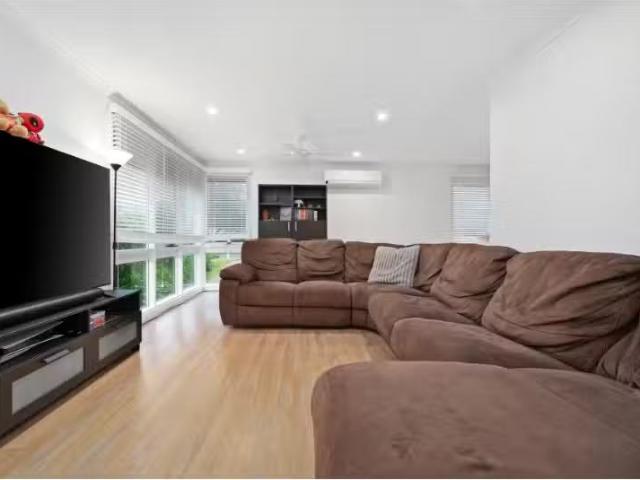 Nice 5 Morris Street, Eleebana House for rent Listed by Leah.