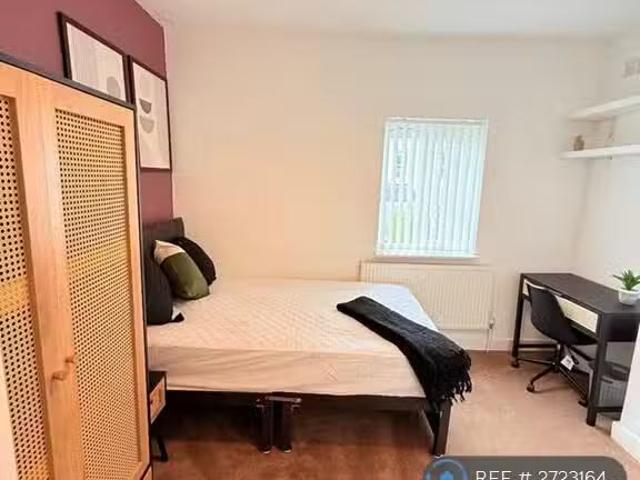 Charming 5 BA 4 bedroom detached house for rent in Forfield Pl.