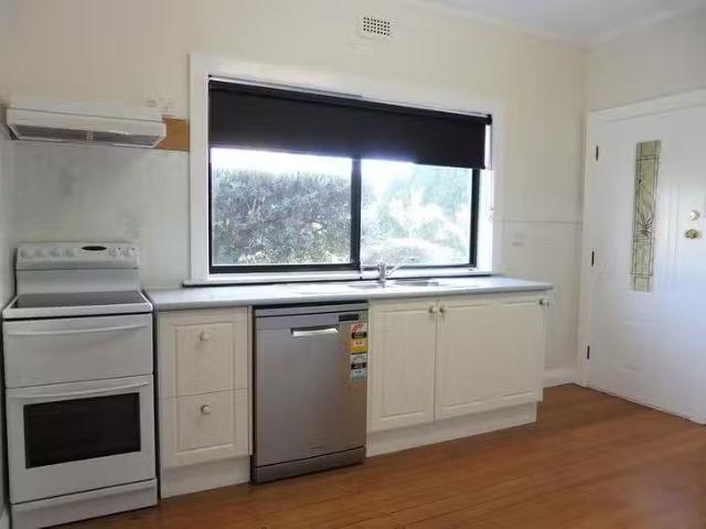 Just in! 5 Beaufort Place, Derwent Park, TAS 7009