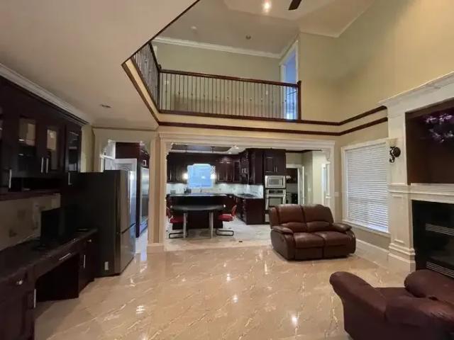 For Rent 5 Bedroom Apartment Surrey BC DS105167162