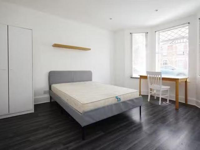 Cheap 5 bedroom detached house for rent in Charminster, Bourne.