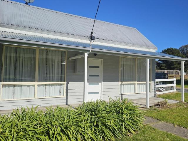 For Rent 5 Bedroom House NEWMERELLA VIC DS105091186