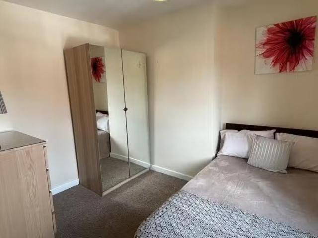 Charming 5 bedroom house share for rent in Sidney Road, Doncas.