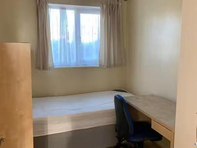 Cheap 5 bedroom semi detached house for rent in Broome Grove.