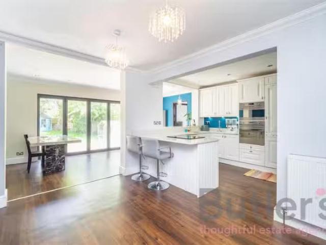 For Rent! 5 bedroom semi detached house for rent in Green Lane.