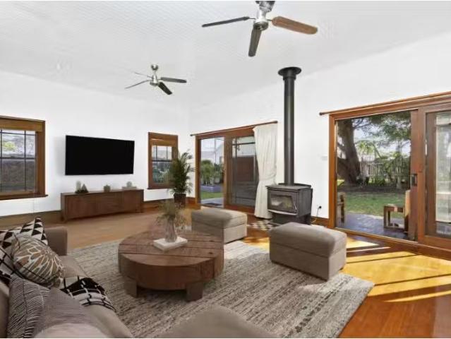 For Rent! 5 BR 18 Blackwood Street, Gerringong House for rent.