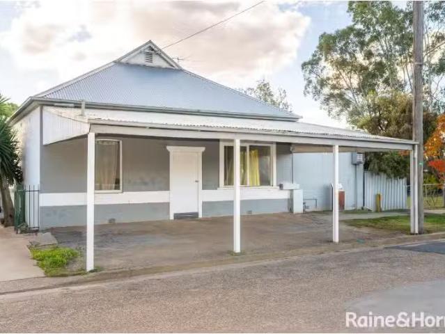Just in! 5 BR 84 Hampden Avenue, NORTH WAGGA WAGGA House for r.